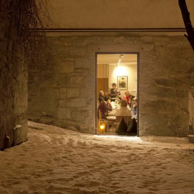 Gidibauer Gastraum von außen im Winter