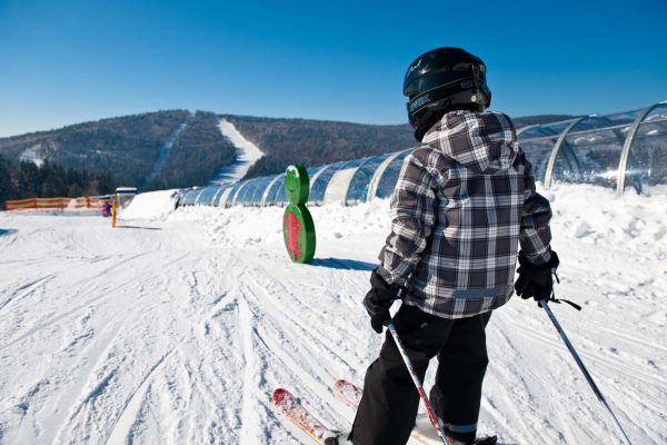 Kind beim Skifahren Kind beim Skifahren