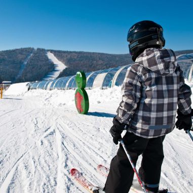 Kind beim Skifahren